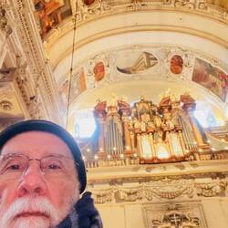 Un turista congelado pero extasiado con la música de 7 órganos