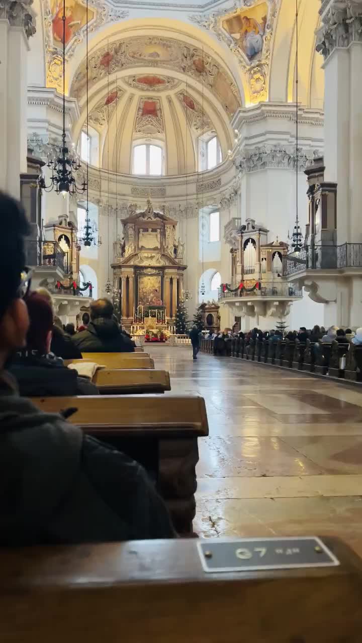 Mozart fue bautizado aquí, y tú sientes casi el impulso de tocar piano.