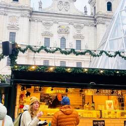 Cada puesto parece competir por el premio a la guirnalda más recargada.