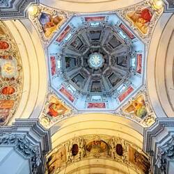 La cúpula te hace pensar que deberías haber estirado el cuello antes.