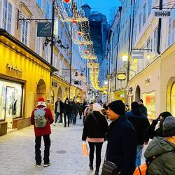 Una postal viviente con más luces que mi árbol en casa.