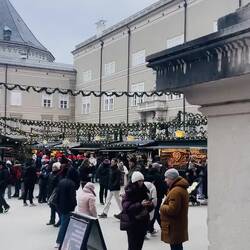 Salzburgo convierte el invierno en un espectáculo de luces y narices rojas.