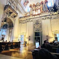 Majestuosa y luminosa, la Catedral impone respeto y ganas de cantar villancicos.