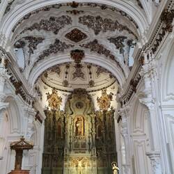 Und rein, in eine offene andere Kirche