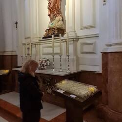 Moni benutzt auch elektronische Kerzen