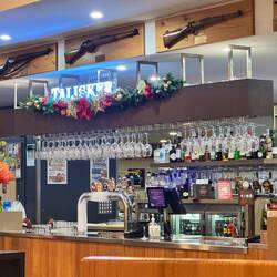 Man achte auf die "Deko" über dem Tresen