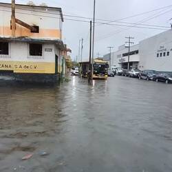 Während unseres Werkstattaufenthalts ein kurzer Wolkenbruch ...