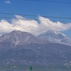 ... Sierra Negra y Pico de Orizaba, die sich jedoch in Wolken hüllen.