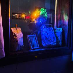 ..unser Weihnachtsaltar 😉 Eigentlich sollte dieses wunderbare China-Teil im Blaubär leuchten..