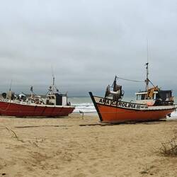 Fischerboote am Strand von Punta del Diablo