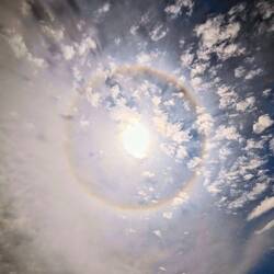 Ein Halo - Lichteffekt um die Sonne - zeigt Wetterumschwung an und kurz danach hat es geregnet 🌧️