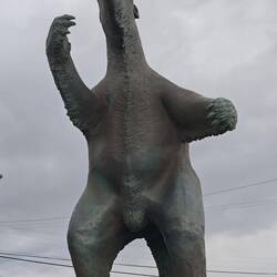 Die Statue zeigt ein Mylodon, ein ausgestorbenes Riesenfaultier, das einst in Patagonien lebte.