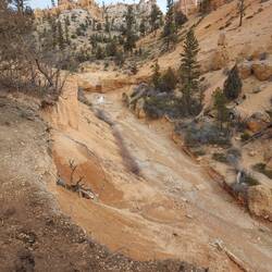 Der Ditch und hinten der "Wasserfall".