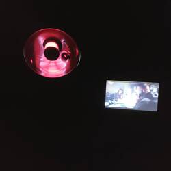 Rechts Tatort, links chinesische Tütenhändler Gasheizung.