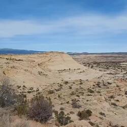 Blick vom Pass auf die Straße.