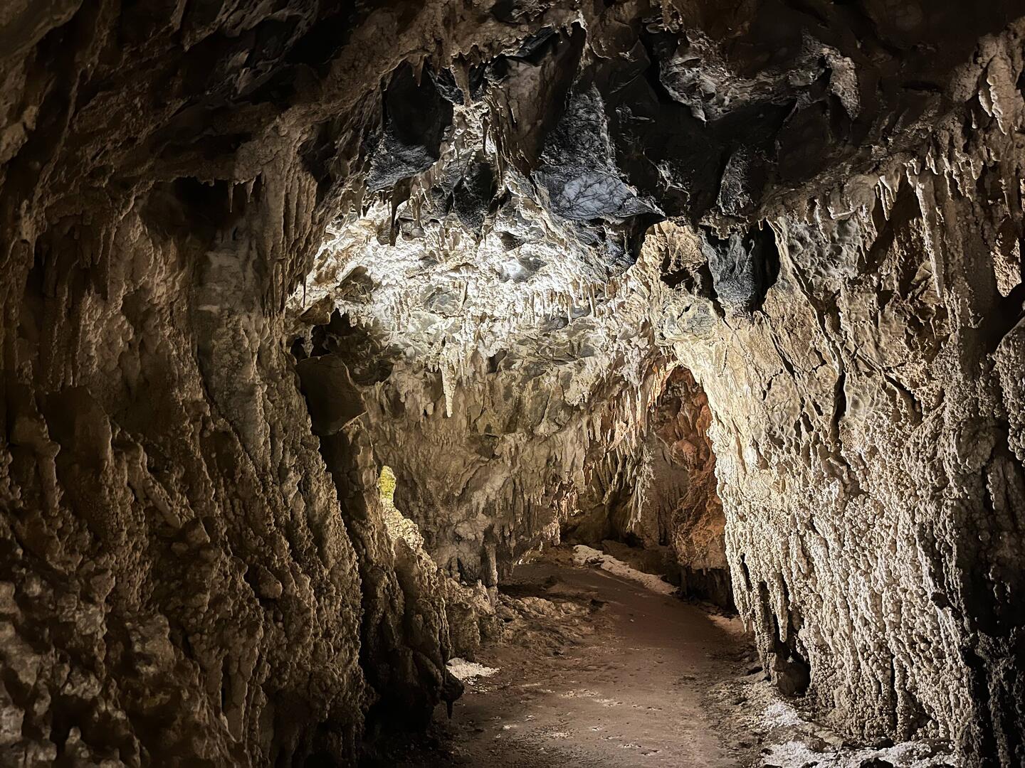 Blick in eine schöne Tropfsteinhöhle