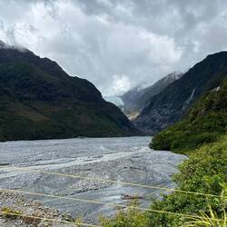 Hier ist er von der Straße in der Ferne zu sehen