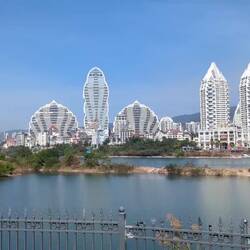 Alle Elemente dieser Skyline sind im Footprint "Nachtmarkt" mit abendlicher Beleuchtung zu sehen.