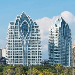 Auf die Fassaden der Zwillingstürme wird jeden Abend eine Lasershow projiziert.