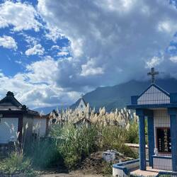 ein riesiger Friedhof direkt an der Straße bzw. die Straßen führt direkt hindurch