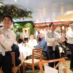 Abendliche Tanzeinlage unserer Stewards im Marktrestaurant