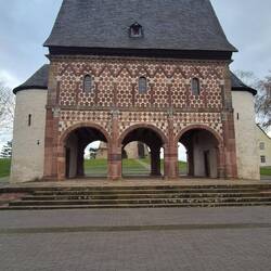 Torhalle/Königshalle (14.Jh.), das einzige aus der Karolingerzeit erhaltene Gebäude des Klosters