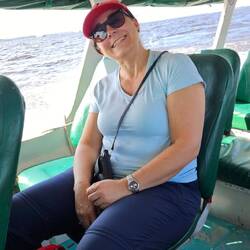 Unser 1. Verkehrsmittel, ein Speedboot bringt uns auf die andere Flussseite.