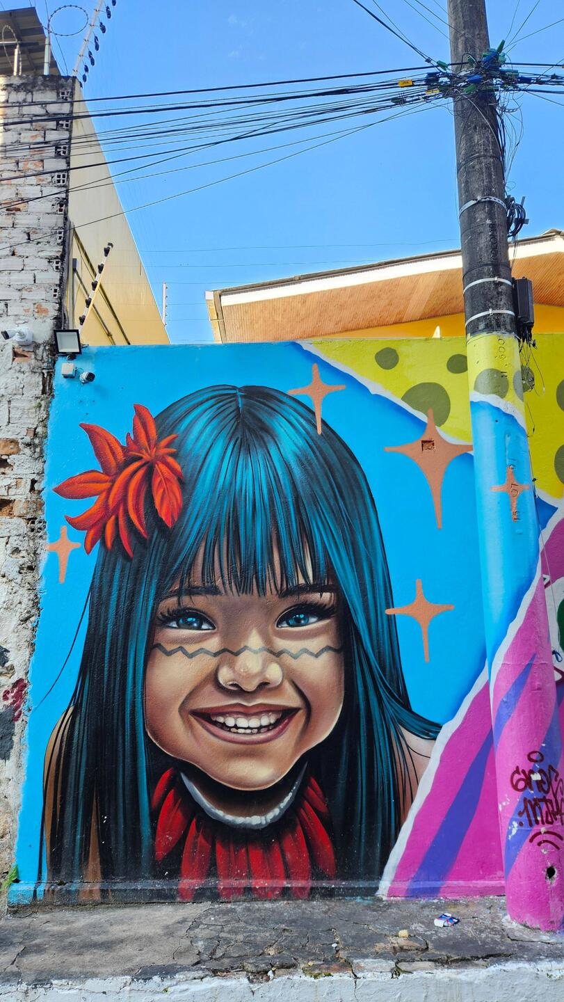 farbenfrohe Wandmalereien hübschen den morbiden Charme von Manaus etwas auf.
