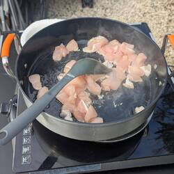 Hähnchen wird angebraten