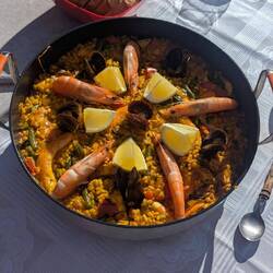 Kurz vor Ende der Garzeit kommt alles wieder in die Pfanne