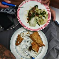 Frischer Fisch und Gemüse zum Mittag