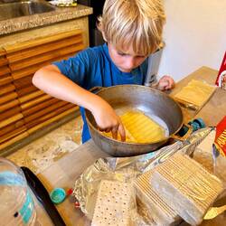 Henri bereitet Lasagne vor