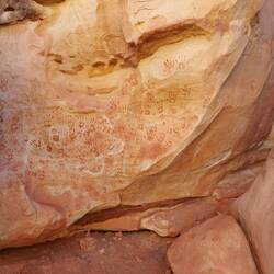 Auf Grund der Menge und der roten Erde davor würde ich sagen, nicht so alt.