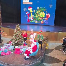 Die Kinder warten gespannt auf ihre Geschenke