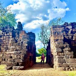 Au fond d'une impasse, la porte Est des ruines Khmer, nous passons la porte...