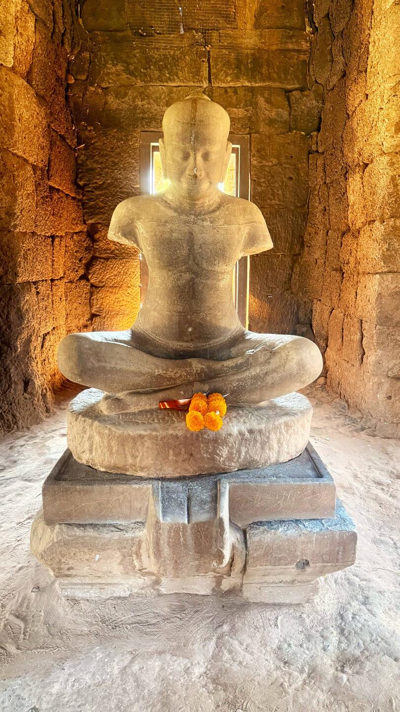 La temple Khmer Prasat Hin Phimai et la statue du roi Jayavarman VII