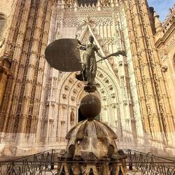 L'entrée de la cathédrale avec la girouette qui était sur un sommet à la base