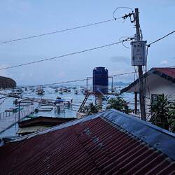 Ich sehe das Meer vom Balkon aus und höre die Wellen rauschen im Zimmer.