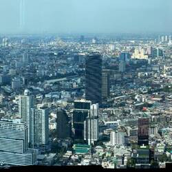 Ausblick in Richtung Norden und den Chao Phraya von der Indoor Etage auf 294Hm
