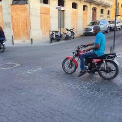 Ob er mit einer Hand gut steuern kann? Doch den Rum hat er fest in der Hand.