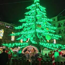 The cold is not deterring crowds this Christmas Evening!!!