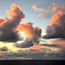 dramatische Wolken am Abend