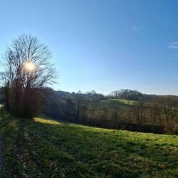 Auch am Mittag steht die Sonne tief.