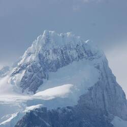 Bergkappe eines der Berge, die zum größten Berg des Nationalparks gehören, dem Paine Grande