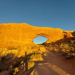 Rechtzeitig im Licht der untergehenden Sonne.
