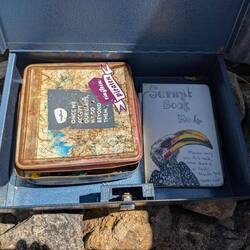 Box mit Gipfelbuch und Cache