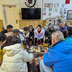 Abendliche Einladung beim Dorfvorsteher