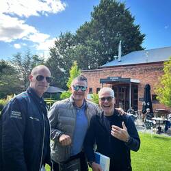 Unser "Driver" und die zwei Weindtosseln🤪🎅🏽🇦🇺🤓