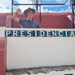 Mein Sitzplatz! In Zukunft erwarte ich die Anrede EL PRESIDENTE