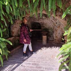 Moni in einer von drei kleinen Höhlen